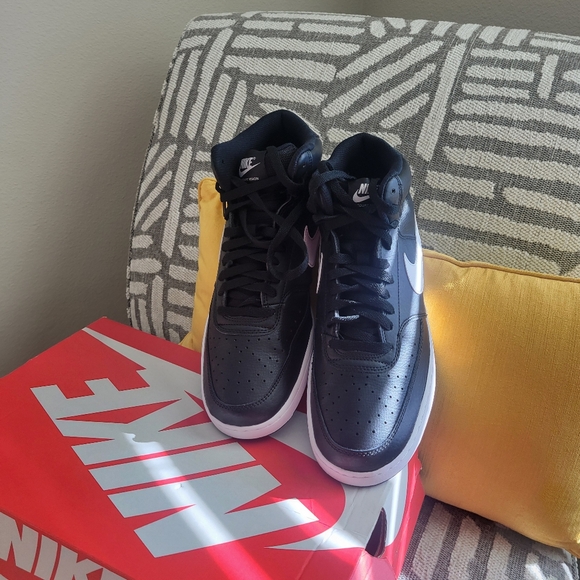 *BRAND NEW with Original Box* Men's Nike Tennis Shoes - Picture 2 of 5